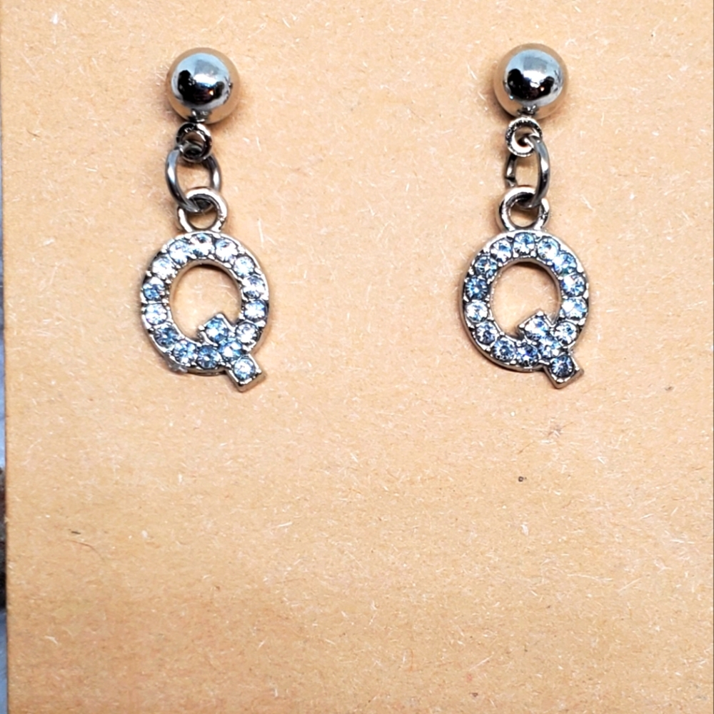 7/$10 Q Initial Earrings, New